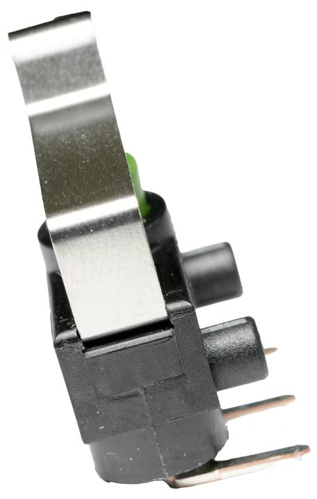 Zbliżony widok trójstykowego przełącznika elektronicznego z metalowym ramieniem dźwigni, prezentujący jego plastikową obudowę i metalowe zaciski.