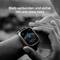 Dłoń trzyma smartwatch z mapą świata na wyświetlaczu oraz tekstem 'Nadal osiągalny przez satelitę'.