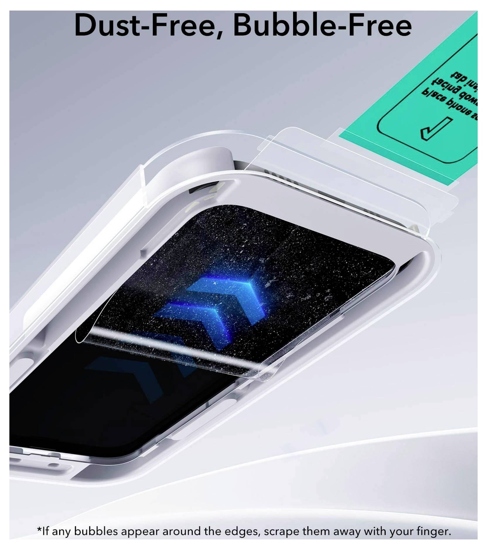 Telefon jest pokrywany przezroczystą folią ochronną, na której etykieta głosi: „Wolne od kurzu, wolne od pęcherzyków".