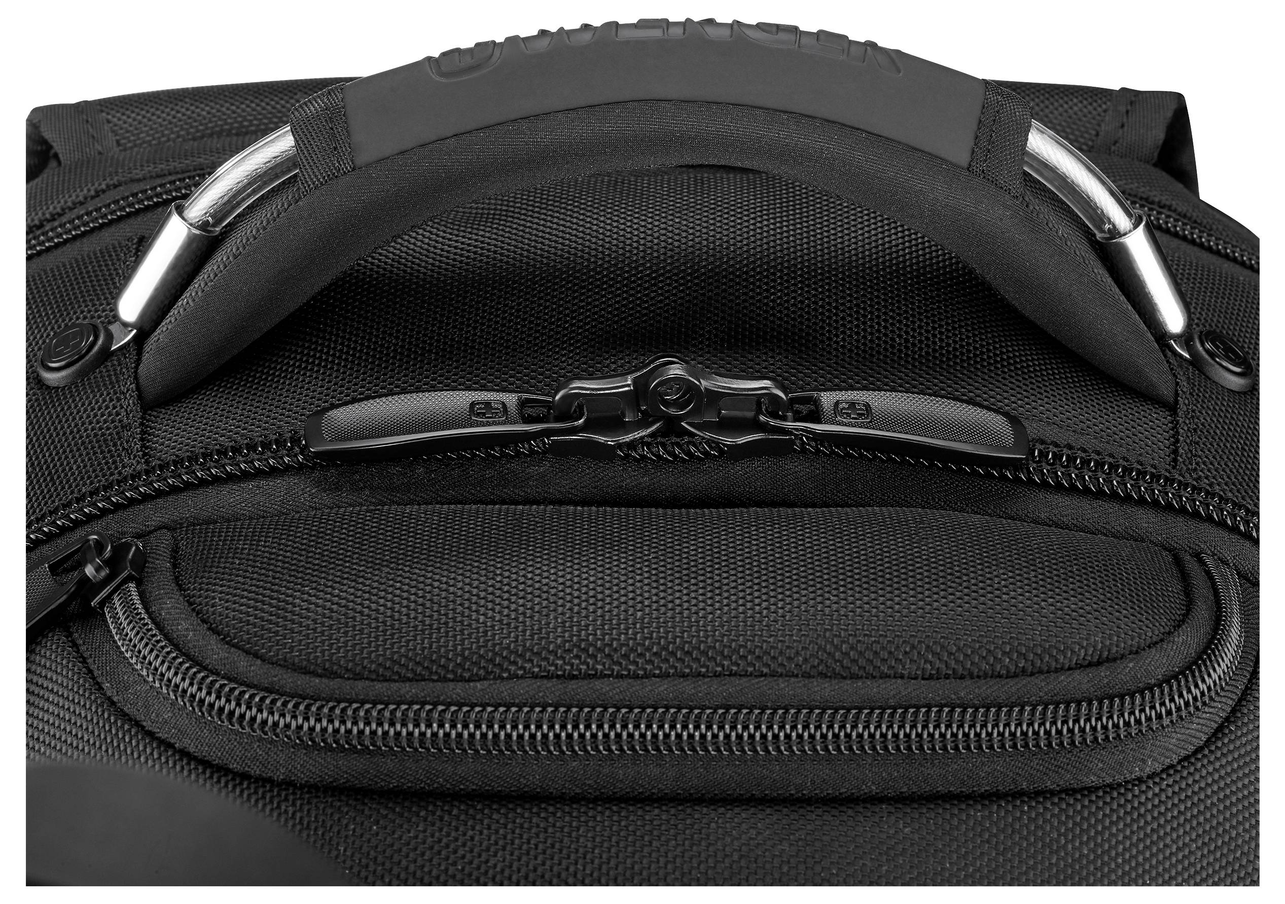 Zbliżenie zamka błyskawicznego i uchwytu na czarnym plecaku z tkaniny.