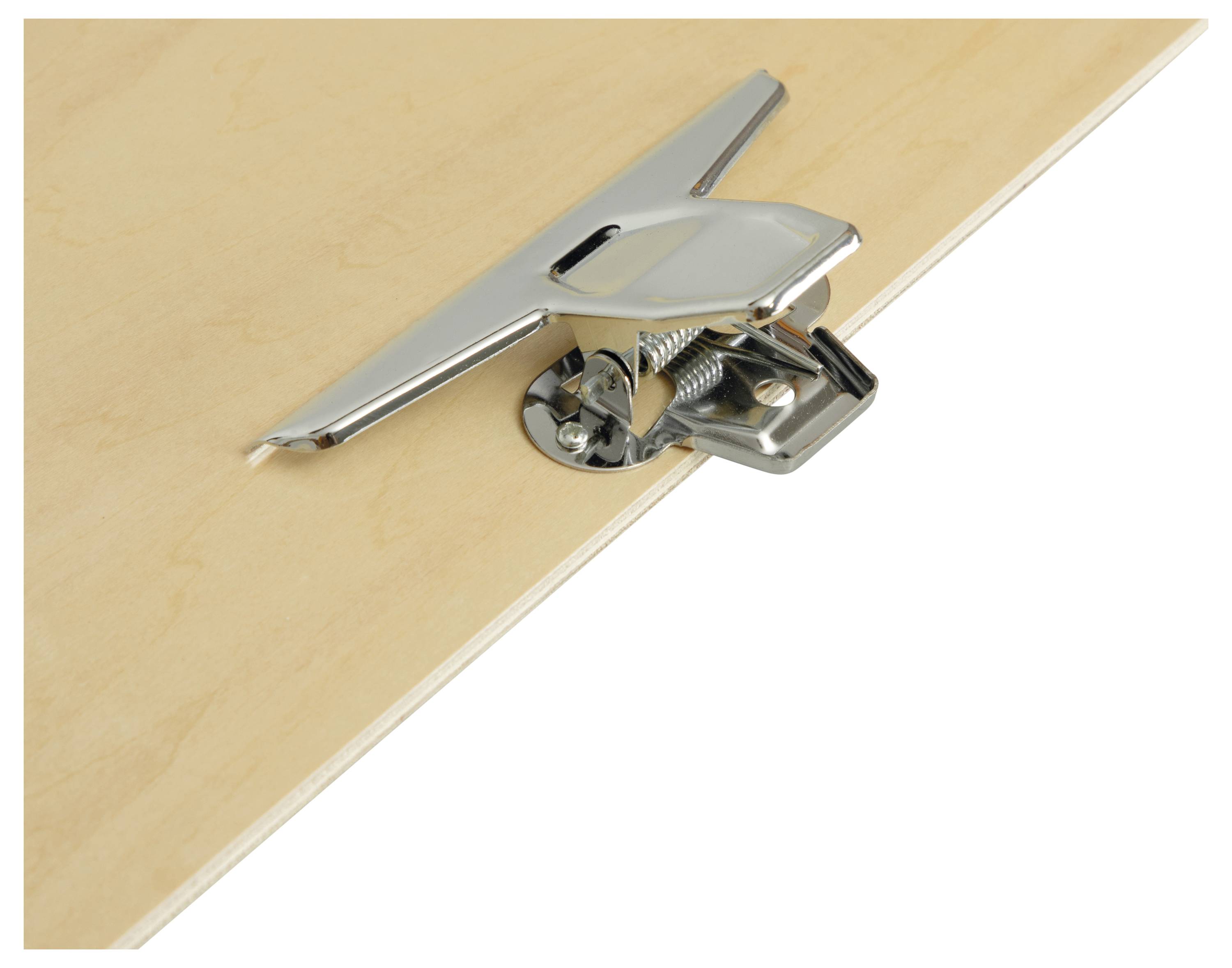 Metalowy zawias przymocowany do drewnianej powierzchni, używany do łączenia i umożliwiania ruchu między elementami, najczęściej w meblach.