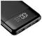 Przenośny powerbank z wyświetlaczem cyfrowym pokazującym stan naładowania '100%' oraz dwoma portami wyjściowymi USB, zaprojektowany z wzorem czarnego włókna węglowego.