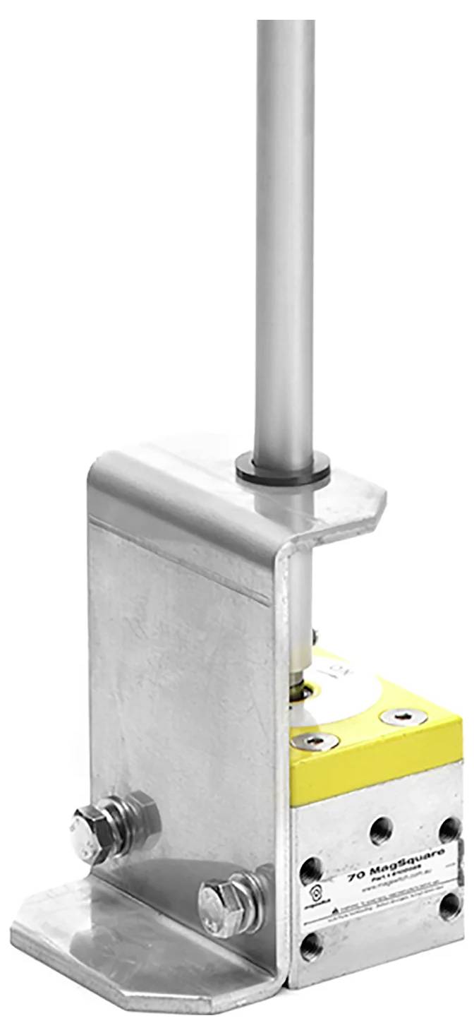 Metalowe urządzenie w kolorze żółtym z pionową rurą, wyposażone w magnes, służące do bezpiecznego podnoszenia i pozycjonowania obiektów metalowych.