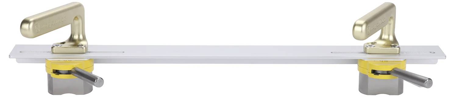 Przymiar długości z dwiema złotymi rączkami na białej metalowej belce, każdy koniec zabezpieczony żółtym zaciskiem z czarną dźwignią, używany do precyzyjnych pomiarów.