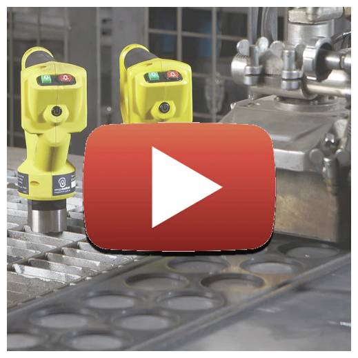 'Obraz przestrzeni roboczej maszyny CNC z dwoma żółtymi podnośnikami magnetycznymi w tle. Nakładka przycisku odtwarzania sugeruje treść wideo.'