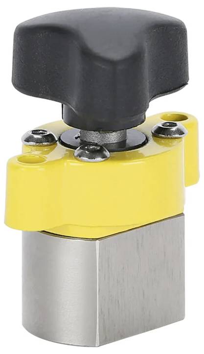 Żółto-czarny zacisk dźwigniowy z kwadratową metalową podstawą, powszechnie stosowany do mocowania materiałów podczas prac stolarskich lub metalowych.