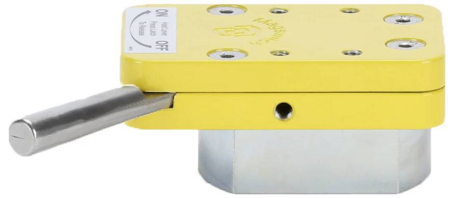 Żółty magnetyczny podnośnik z dźwignią w pozycji wyłączonej, używany do podnoszenia materiałów metalowych; prostokątna podstawa i cztery widoczne śruby.