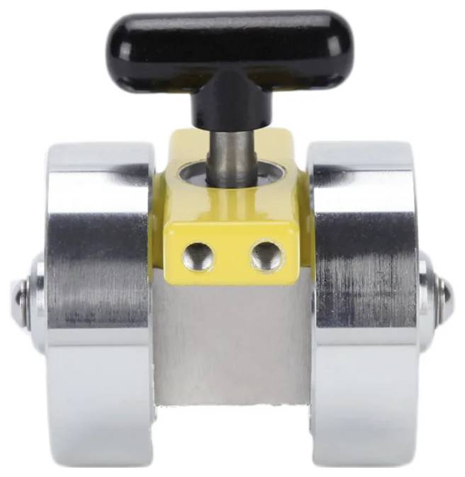 Mały metalowy zawór kulowy z czarną plastikową rączką na górze, z żółtą podstawą i dwoma błyszczącymi cylindrycznymi złączkami bocznymi.