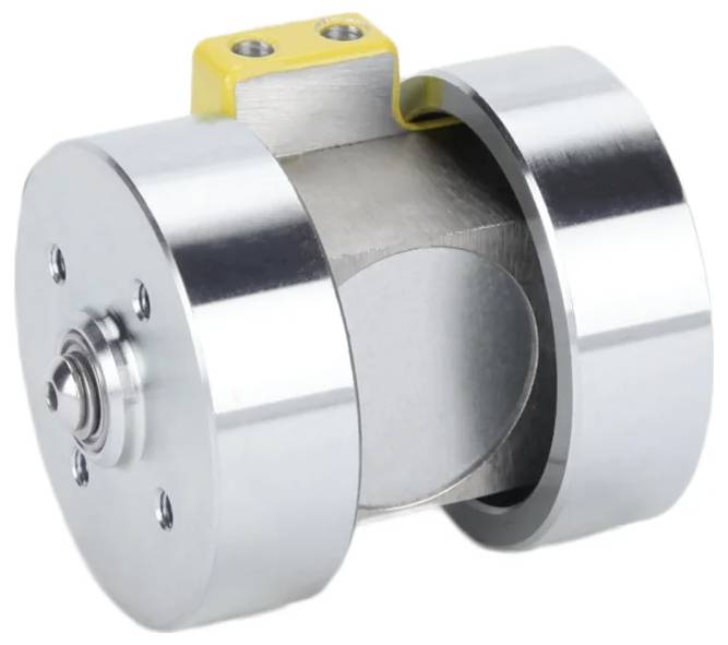 Wewnętrzny bęben obrotowy wykonany ze stali nierdzewnej z żółtą rączką, posiadający centralną komorę cylindryczną, stosowany w maszynach przemysłowych.