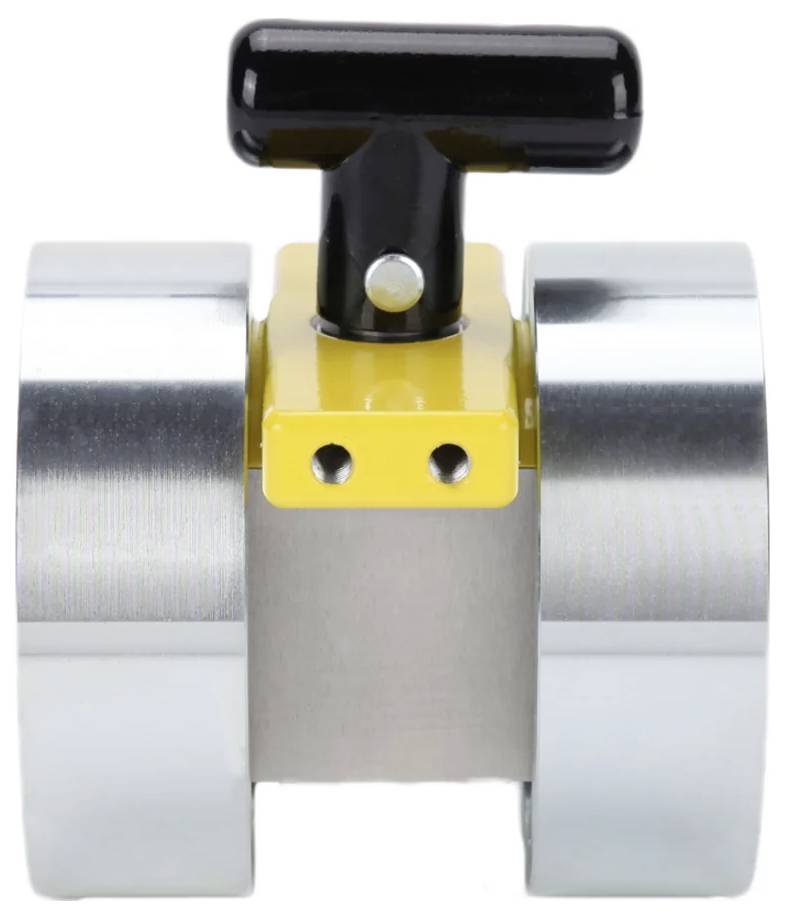 Metalowy zawór ciśnieniowy z żółtym korpusem i czarnym uchwytem w kształcie litery T, przeznaczony do regulacji przepływu gazu, odzwierciedlający przemysłowe środowisko.