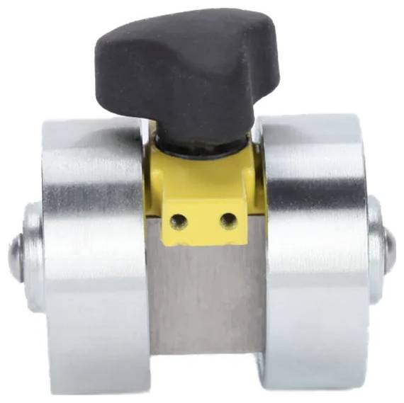 Metalowe narzędzie do cięcia rur z czarną gałką na górze i dwoma srebrnymi obrotowymi kółkami do przecinania rur.