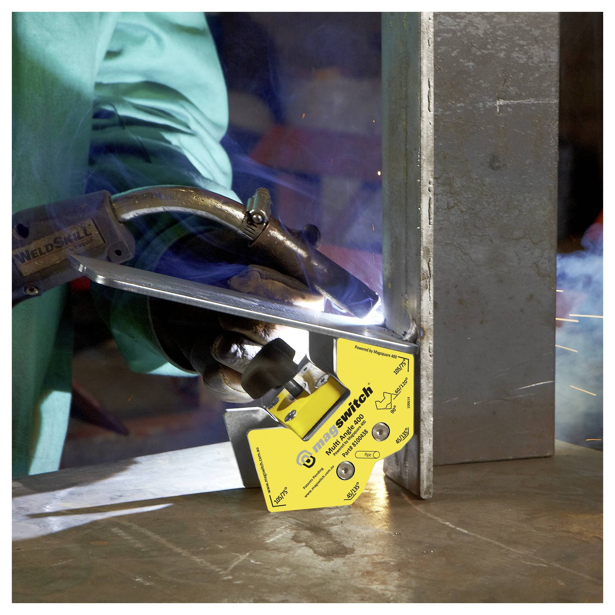 Spawacz używa magnetycznego kątownika spawalniczego, aby utrzymać precyzyjny kąt 90 stopni między dwoma kawałkami metalu, co poprawia dokładność i wydajność pracy.