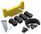 Zestaw prowadnic Featherboard wyposażony w żółty plastikowy grzebień prowadzący, czarne uchwyty montażowe, gumowe podkładki oraz różne śruby przeznaczone do prac stolarskich.