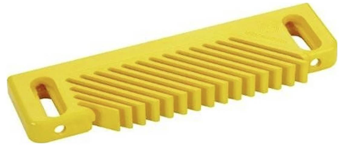 Żółta plastikowa płytka treningowa do treningu siły chwytu w wspinaczce; posiada wielokrotne wycięcia na palce umożliwiające różne poziomy trudności.