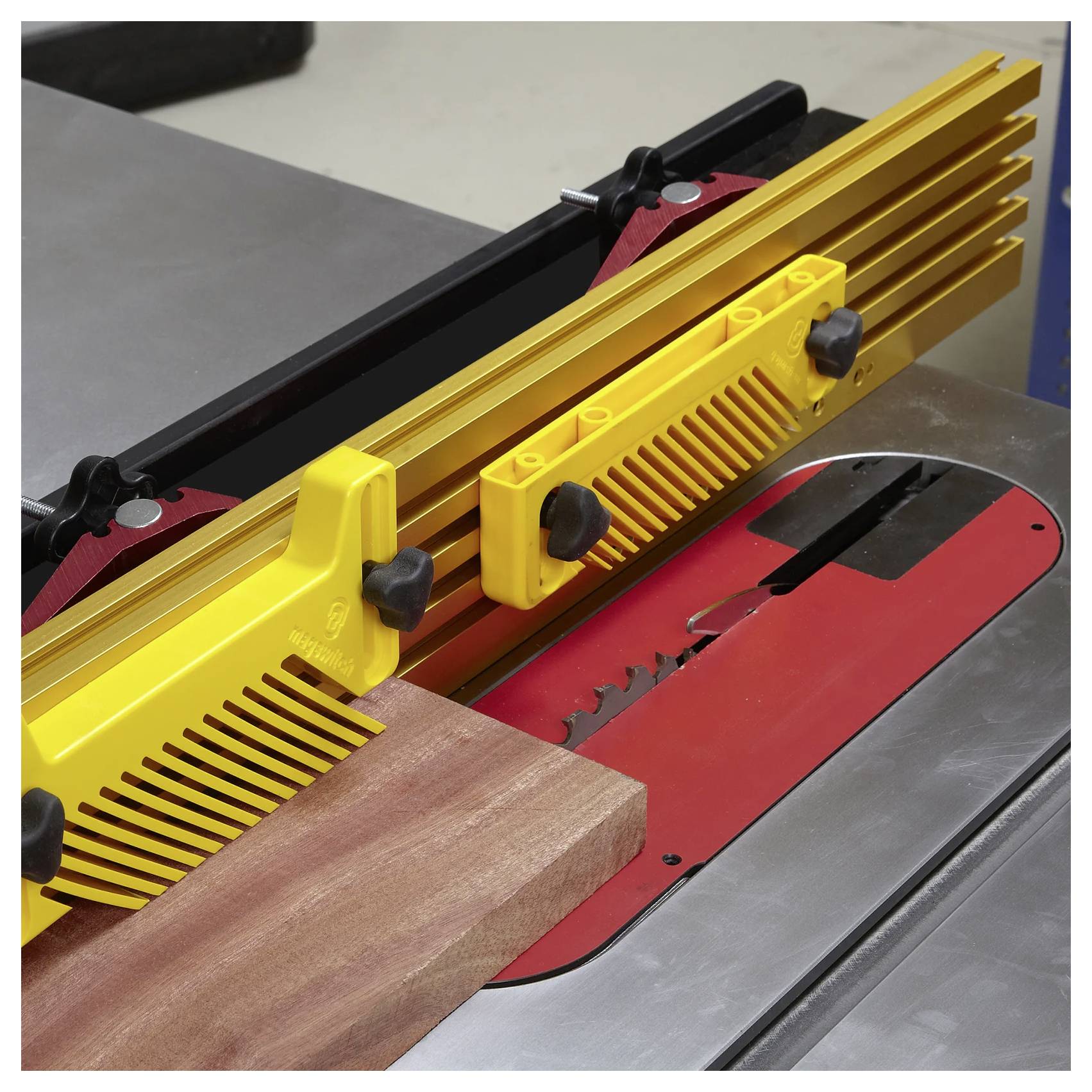 Piła tarczowa tnąca drewnianą deskę; żółty dociskacz desek zapewnia stabilność i precyzję, zwiększając bezpieczeństwo i dokładność podczas procesu.