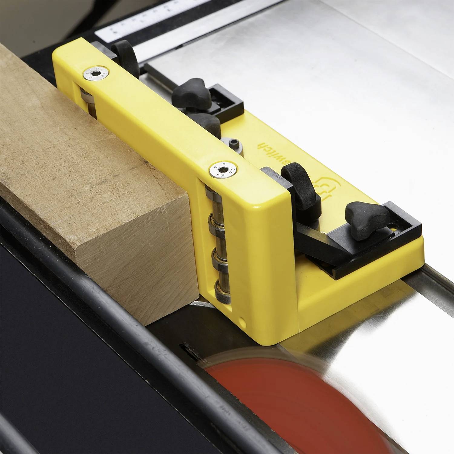 Piła tarczowa z żółtą osłoną tarczy jest ustawiona obok drewnianego bloku, prezentując bezpieczne praktyki cięcia.