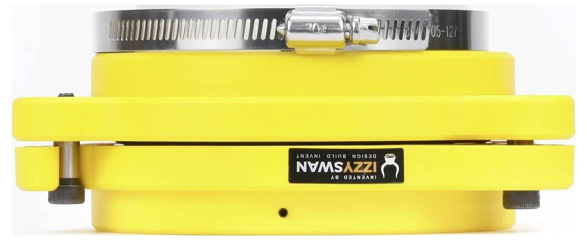 Żółty poziomujący przyrząd z metalowym zaciskiem regulacyjnym na górze, z etykietą z napisem 'IZZYSWAN' wskazującą szczegóły projektu i produkcji.