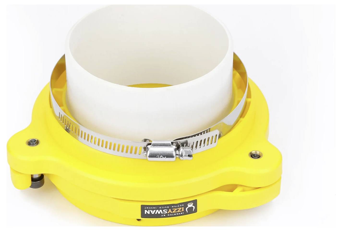 Żółte plastikowe narzędzie z białym uchwytem okrągłego kształtu i metalowym zaciskiem, służące do podtrzymywania i mocowania rur lub podobnych struktur.