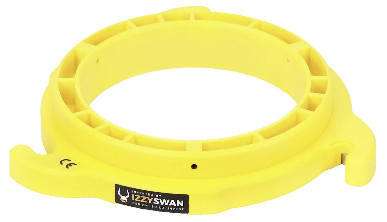 Okrągła żółta plastikowa osłona tarczy piły zaprojektowana przez Izzy Swana, zawierająca symbol ostrzeżenia bezpieczeństwa oraz logo marki.