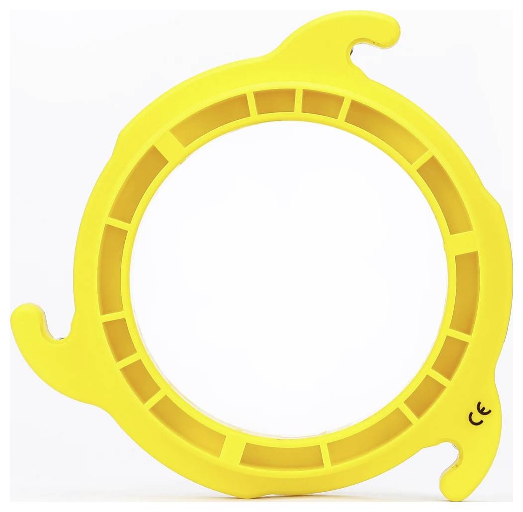 Żółty, okrągły plastikowy przedmiot z dwoma haczykami, przypominający pętlę lub uchwyt, na jednolitym tle.