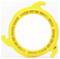 Żółty, okrągły plastikowy przedmiot z dwoma haczykami, przypominający pętlę lub uchwyt, na jednolitym tle.