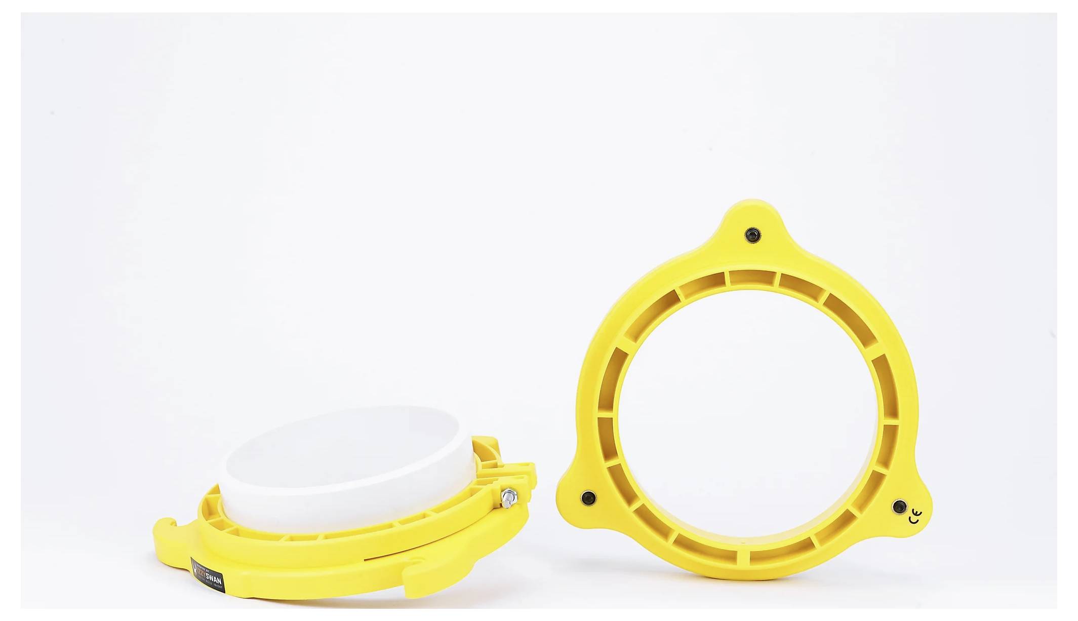 Dwie żółte plastikowe ramki; jedna ustawiona pionowo, ujawniająca otwarte koło, druga leżąca płasko z białą okrągłą wstawką, na białym tle.