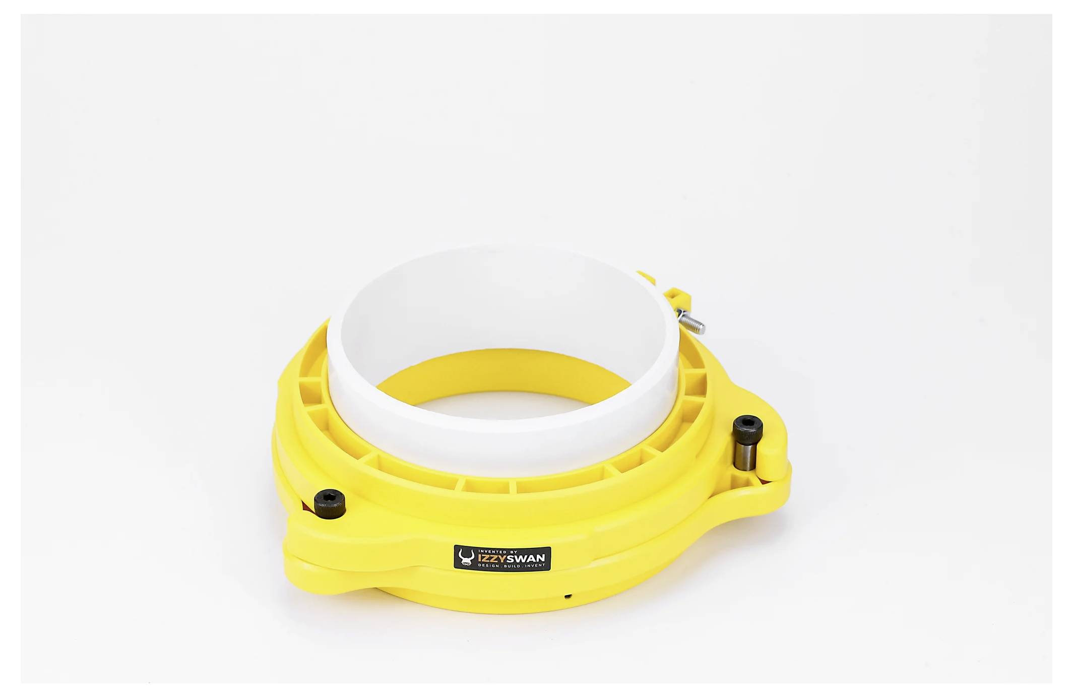 Żółto-biały plastikowy narzędzie z mechanizmem blokującym, służący do zabezpieczania i stabilizacji obiektów okrągłych podczas wykonywania operacji.