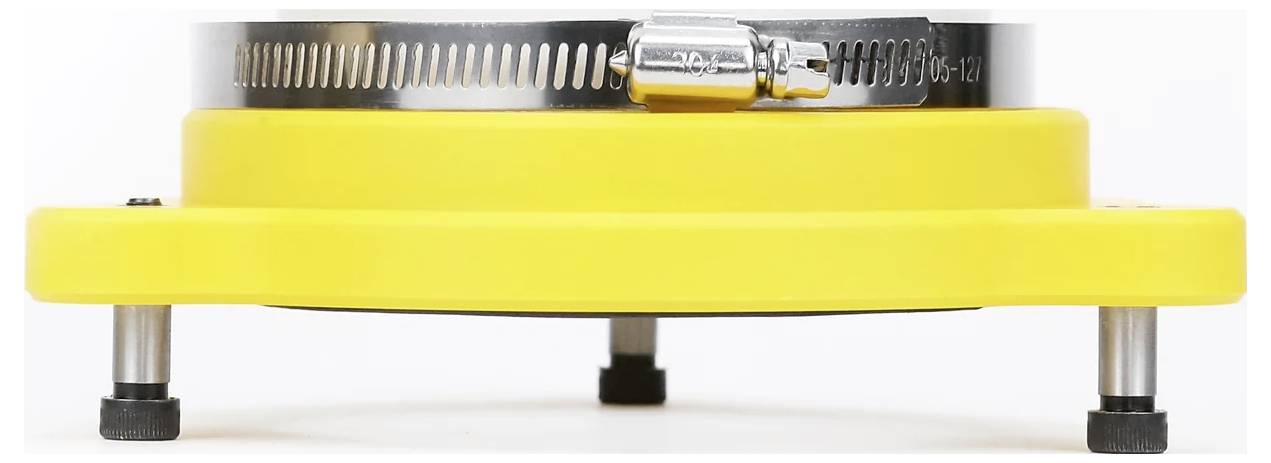 Zbliżenie żółtego przyrządu z regulowanymi metalowymi elementami mocującymi i śrubami, prawdopodobnie służącego do poziomowania lub stabilizacji na powierzchniach.