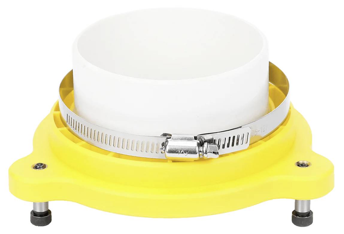 Żółty uchwyt montażowy z metalową opaską, używany do mocowania rur, wyposażony w regulowane stopy zapewniające stabilność na różnych powierzchniach.