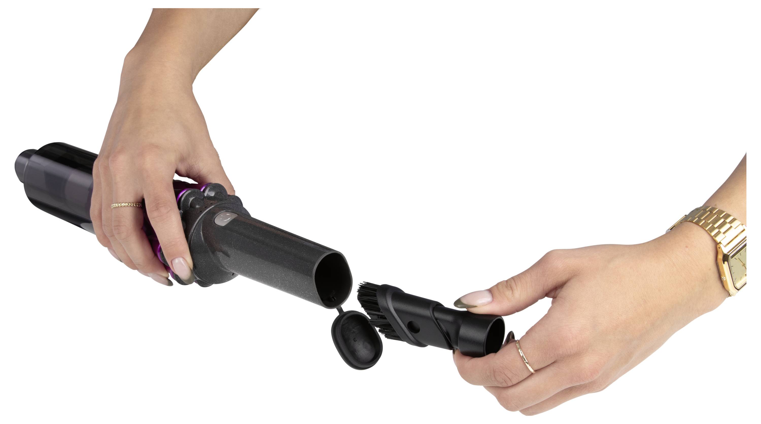 Osoba składa czarny przenośny przyrząd, łącząc ze sobą dwie cylindryczne części. Scena koncentruje się na rękach i urządzeniu.