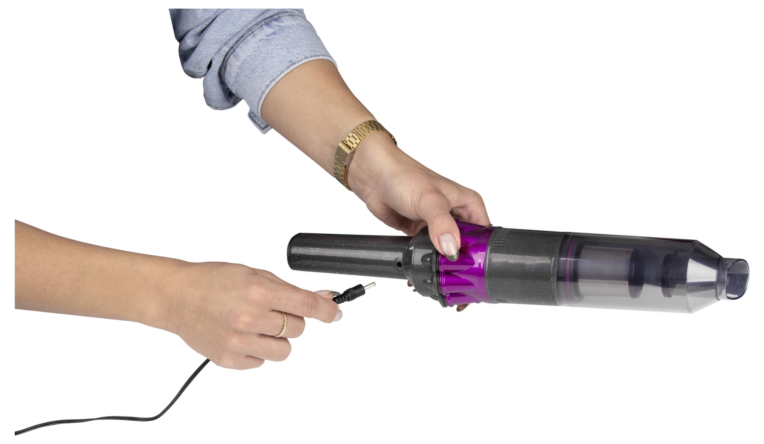 Osoba wkłada przewód ładujący do ręcznego odkurzacza, prezentując proces ładowania urządzenia.