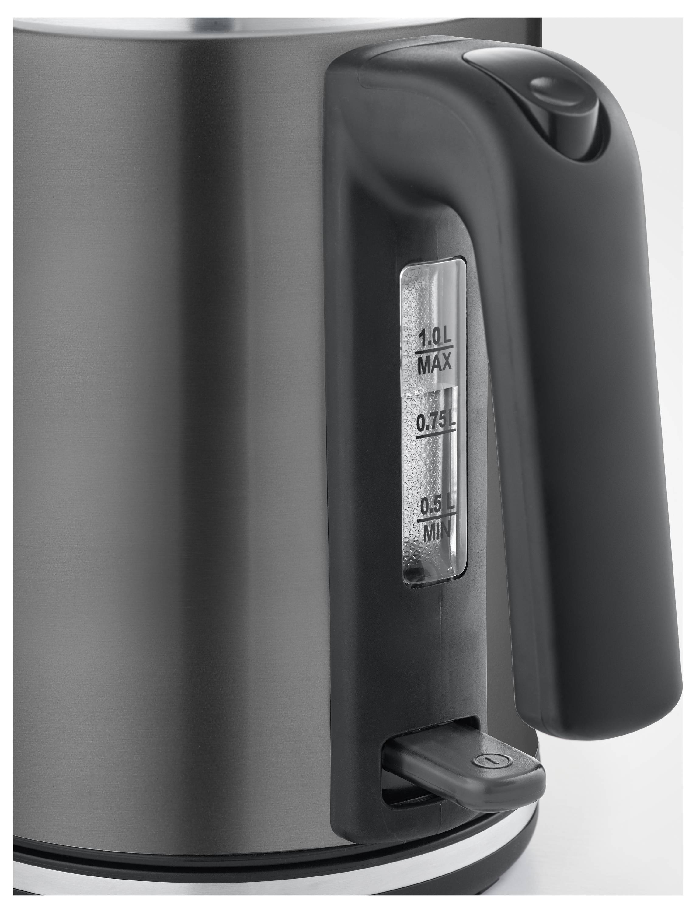Czarny elektryczny czajnik z bocznym wskaźnikiem poziomu wody, pokazujący poziomy od 0,5 L do 1,0 L maksymalnie. Uchwyt posiada włącznik/wyłącznik umieszczony u podstawy.