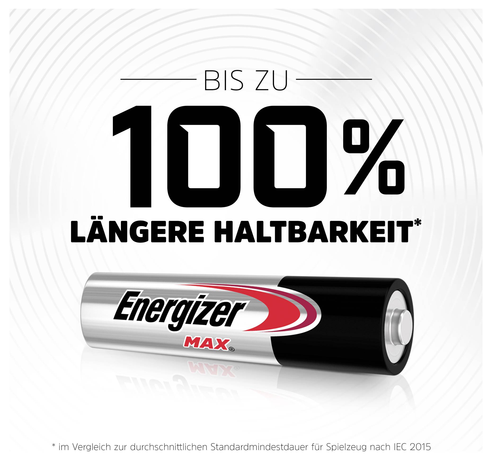 Reklama baterii z tekstem 'Do 100% dłuższej żywotności' nad obrazem baterii Energizer Max. Odniesienie do porównania IEC z 2015 roku.