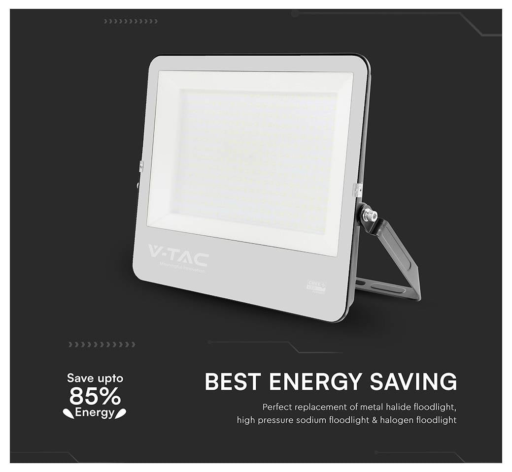 Reflektor LED z napisem 'Oszczędź do 85% energii. Najlepsza oszczędność energii. Doskonała alternatywa dla metalohalogenkowych i halogenowych reflektorów.'