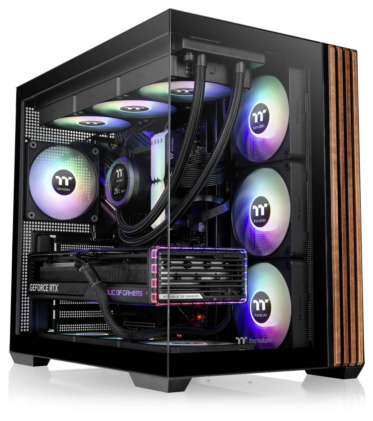 Komputer do gier z przezroczystym panelem bocznym ujawnia wnętrze wypełnione elementami podświetlanymi na RGB, w tym wentylatorami chłodzącymi i kartą GeForce RTX.