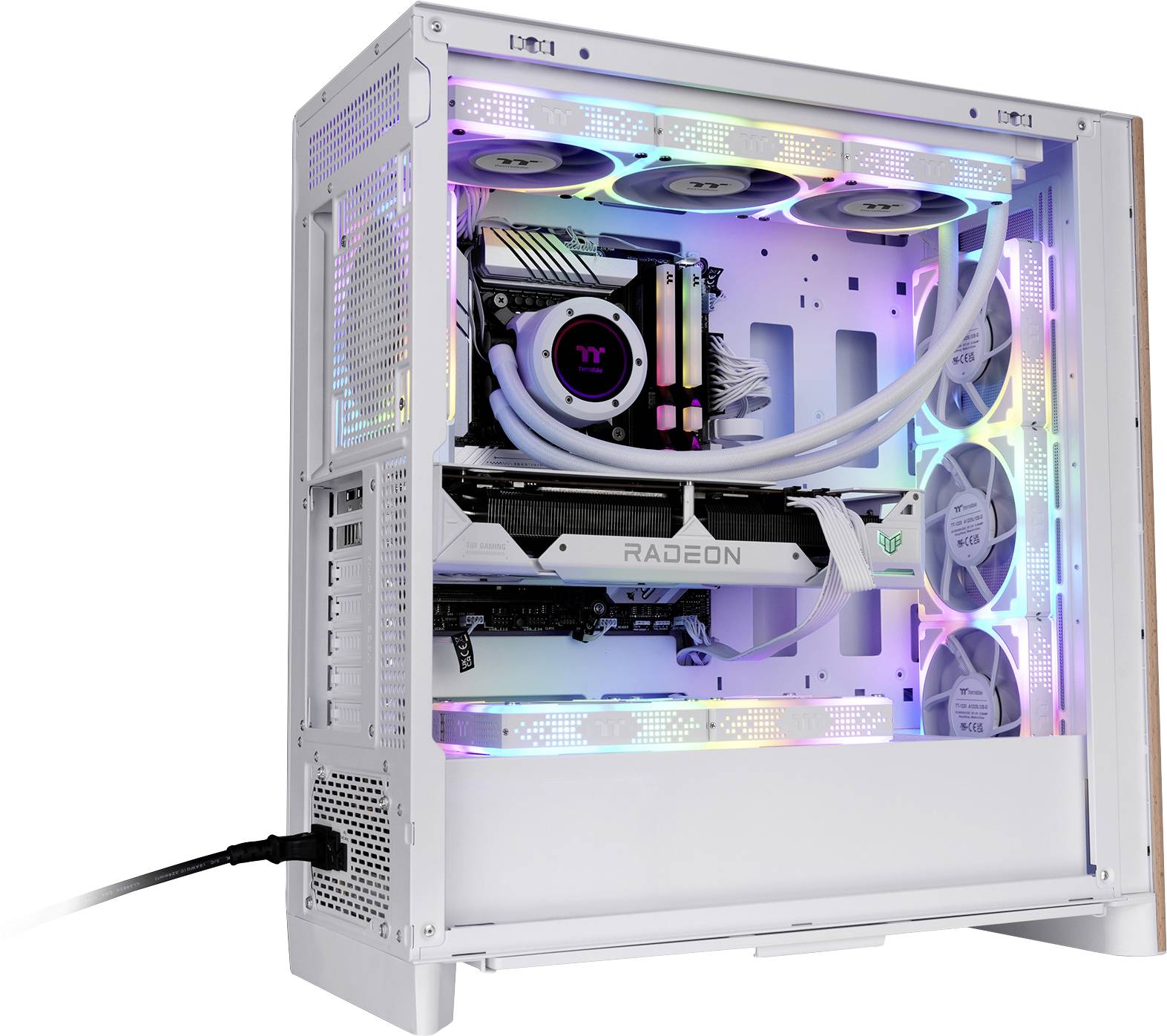 Biała obudowa komputera z widocznymi podświetleniem RGB, prezentująca wewnętrzne komponenty, takie jak karta graficzna i wentylatory chłodzące. Boczny panel jest otwarty.