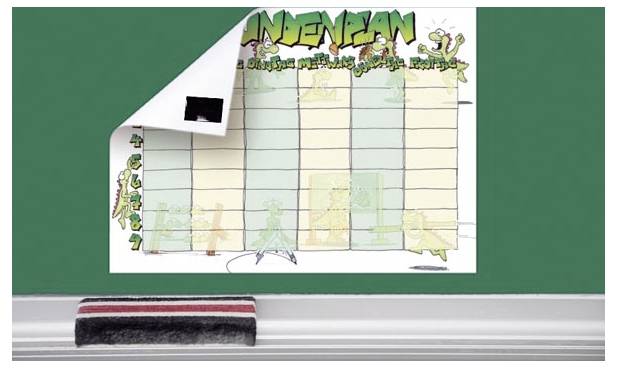 Kalendarz ścienny na tablicy kredowej, częściowo odparzający się w lewym górnym rogu, przedstawiający dni tygodnia i rozrzucone grafiki. Gąbka do ścierania spoczywa poniżej.