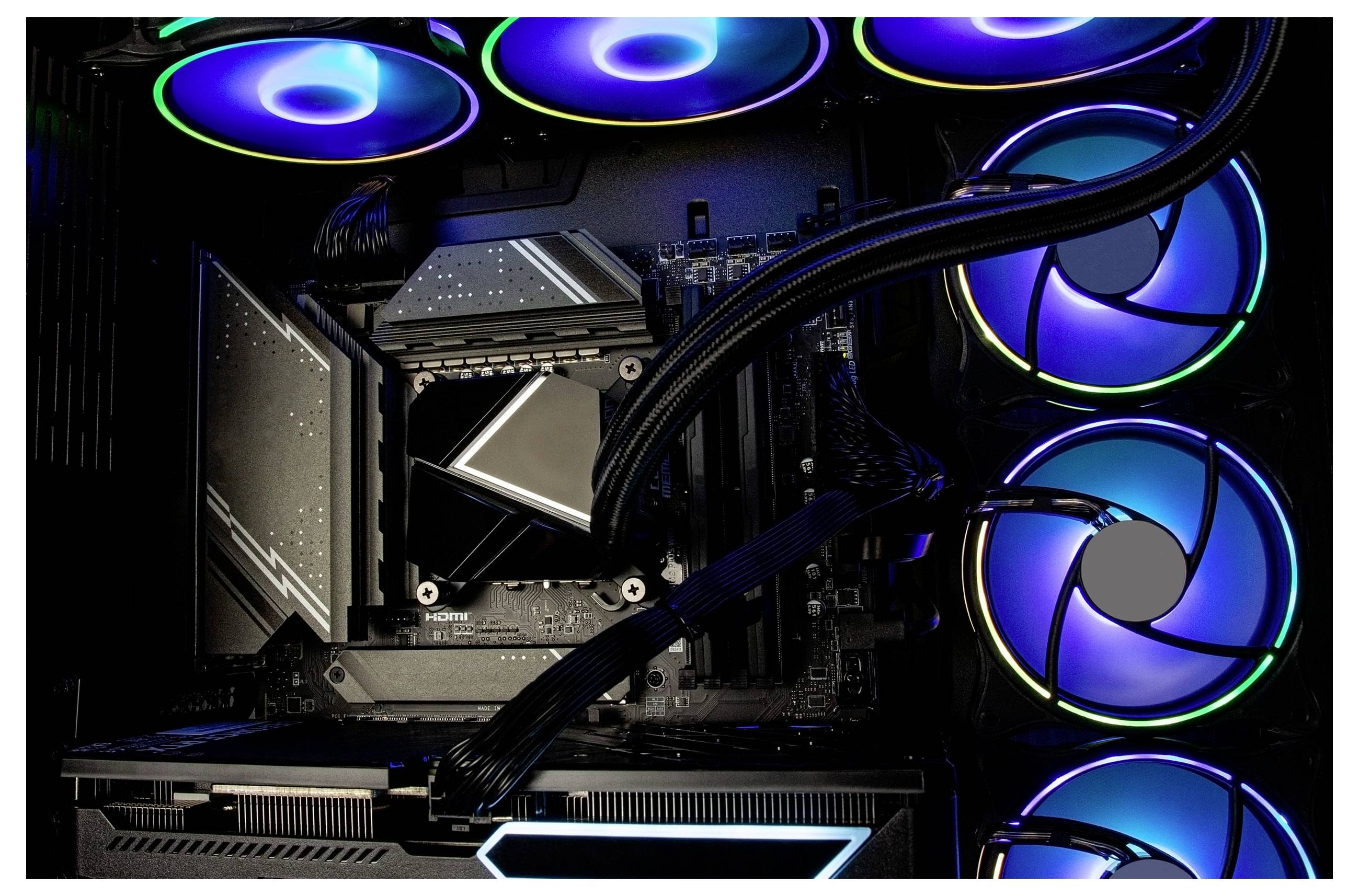 Wnętrze niestandardowego komputera PC z podświetleniem RGB. Zawiera płytę główną z zainstalowaną pamięcią RAM i wieloma wentylatorami chłodzącymi, prezentujące żywy i efektowny wyświetlacz.