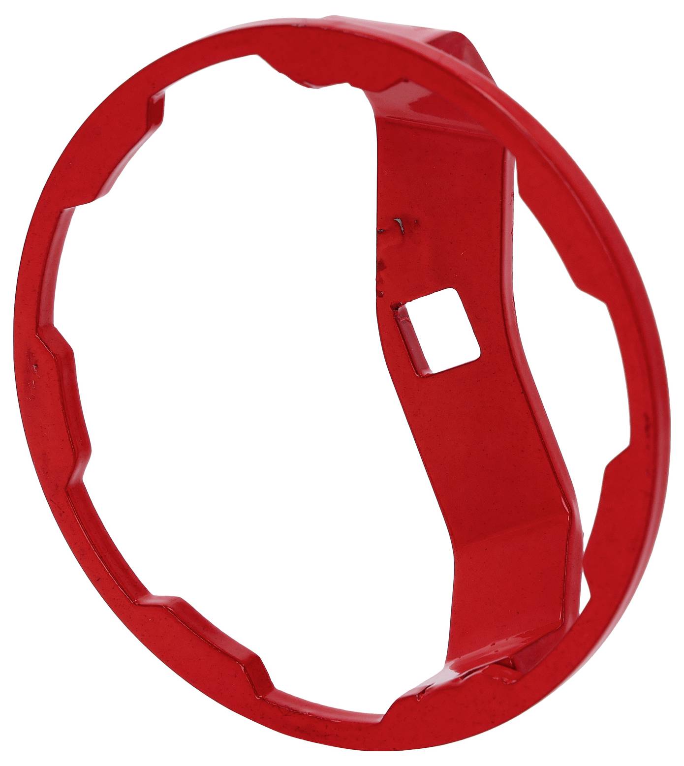 Jasnoczerwony, okrągły pierścień o teksturowanej i lekko kanciastej strukturze, z prostokątnym wcięciem po jednej stronie.