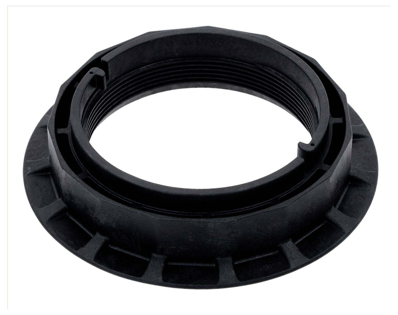 Czarny plastikowy pierścień z wewnętrzną sekcją gwintowaną, używany jako element mechaniczny, odizolowany na białym tle.