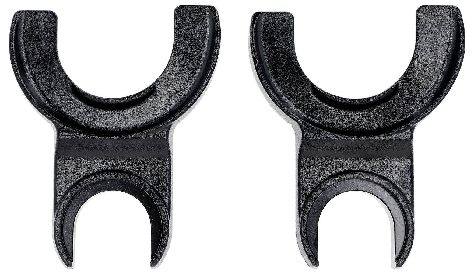 Dwa czarne gumowe klipsy zaprojektowane do pionowego mocowania cylindrycznych przedmiotów, każdy w kształcie częściowego okręgu z rowkiem i płaską podstawą.