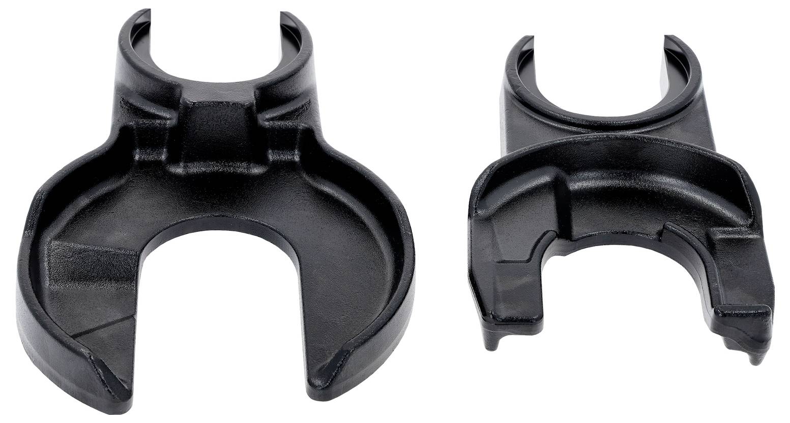 Dwie czarne plastikowe obejmy, z wycięciami w kształcie litery U, przeznaczone do podtrzymywania kabli lub rur. Jedna obejma jest większa od drugiej.