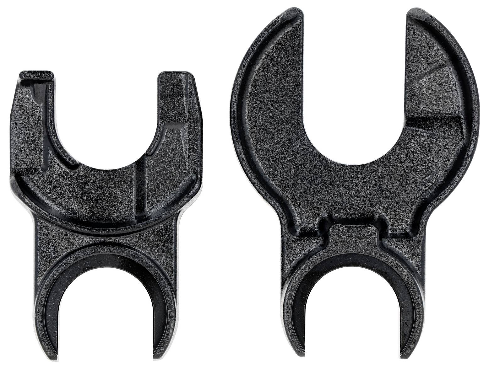 Dwie czarne plastikowe komponenty zacisku C o różnych rozmiarach, każda posiadająca otwór w kształcie litery U, zaprojektowane do łączenia lub mocowania.