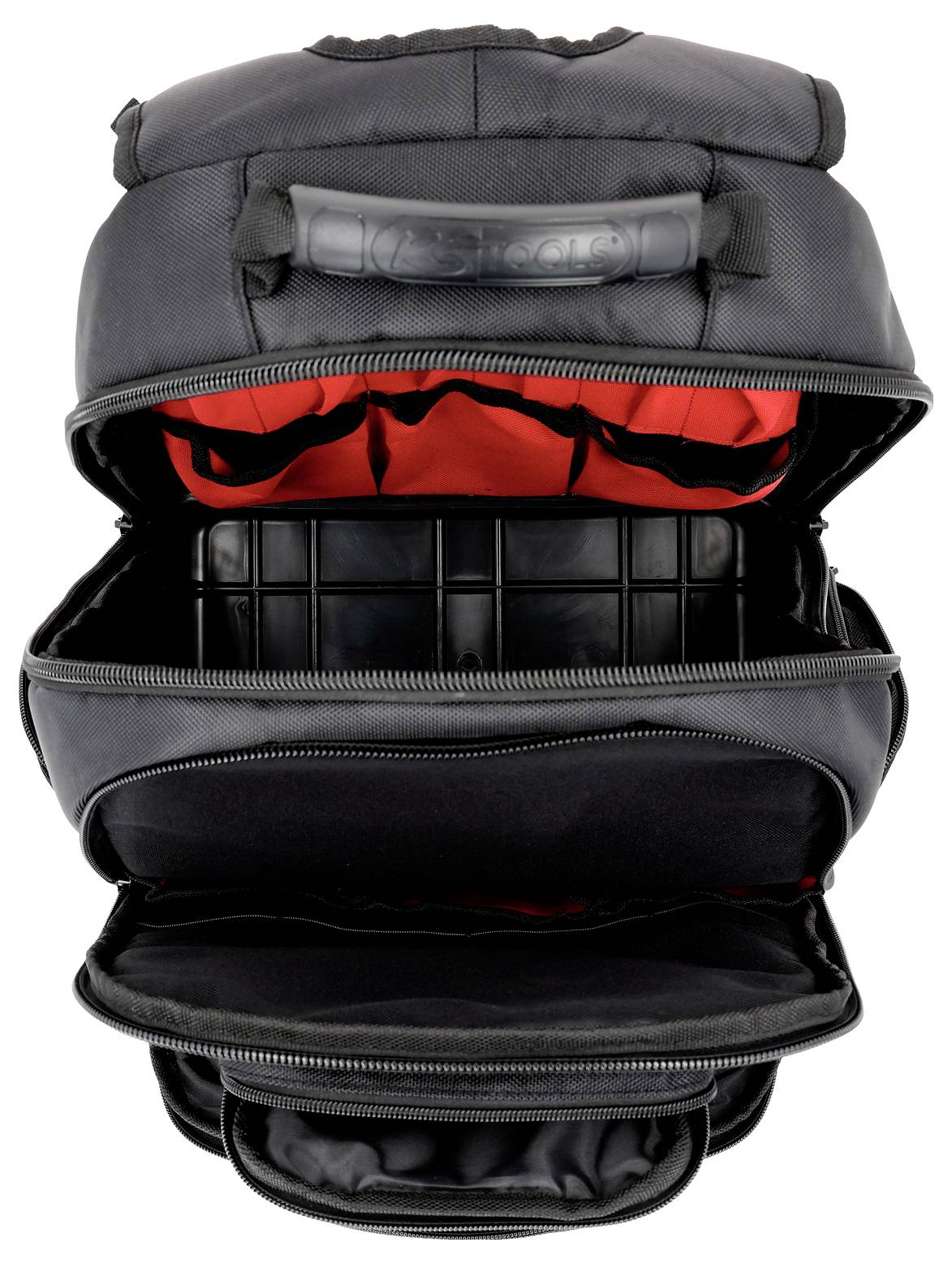 Czarny plecak z wieloma otwartymi przegrodami, ukazujący wnętrze w kolorach czerwonym i czarnym oraz teksturowany uchwyt na górze.