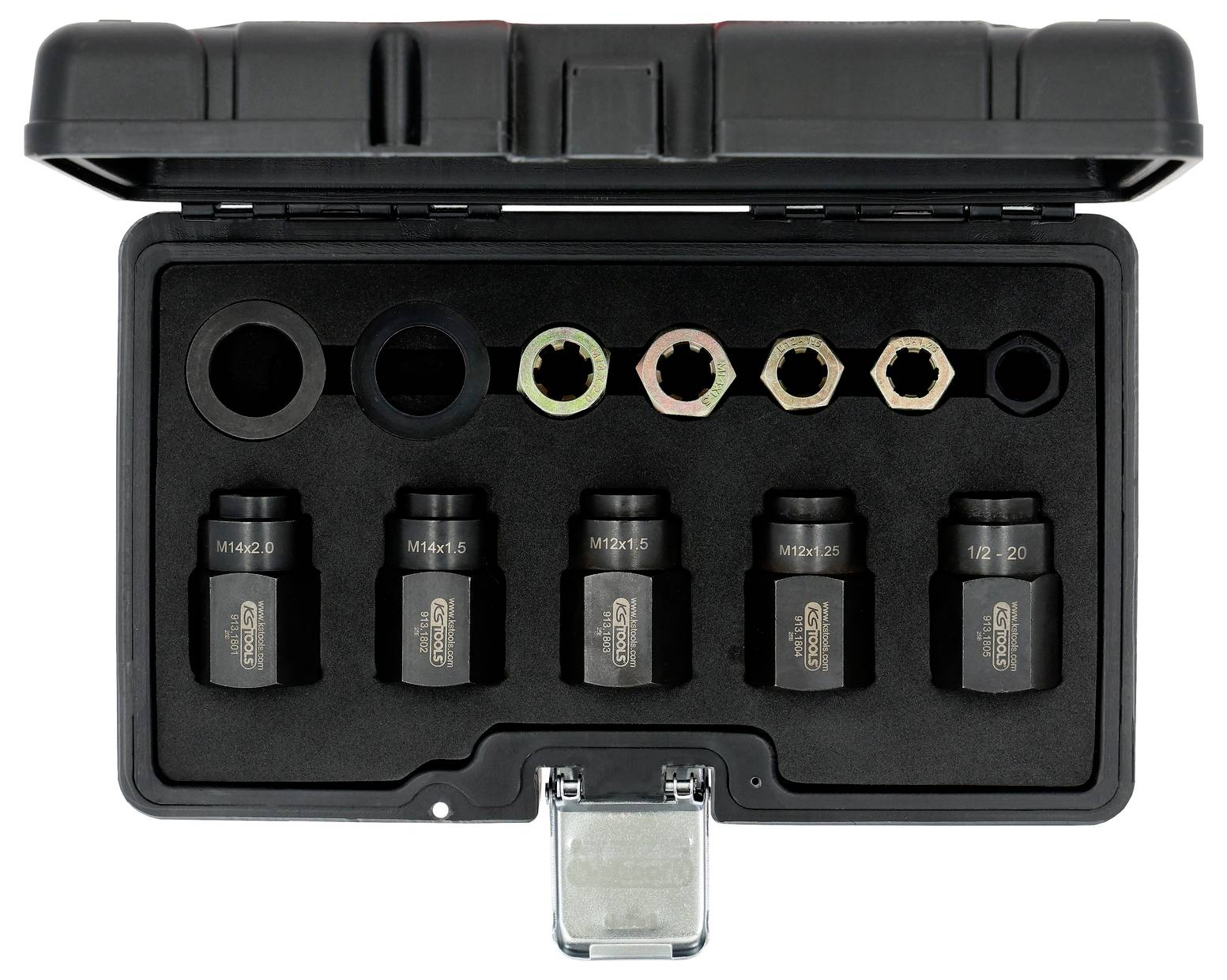 Otwarte czarne pudełko na narzędzia z różnymi kluczami nasadowymi starannie ułożonymi w piankowych wkładkach, każdy oznaczony konkretnym rozmiarem i wzorem sześciokątnym.