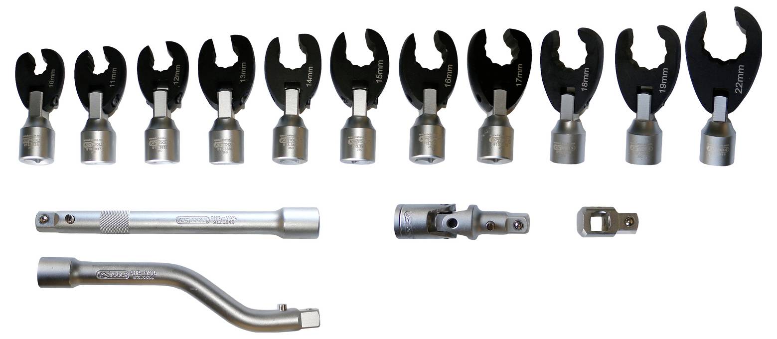 Zestaw metalowych kluczy nastawnych widlastych w różnych rozmiarach, z uchwytem i przedłużkami ułożonymi na białym tle.