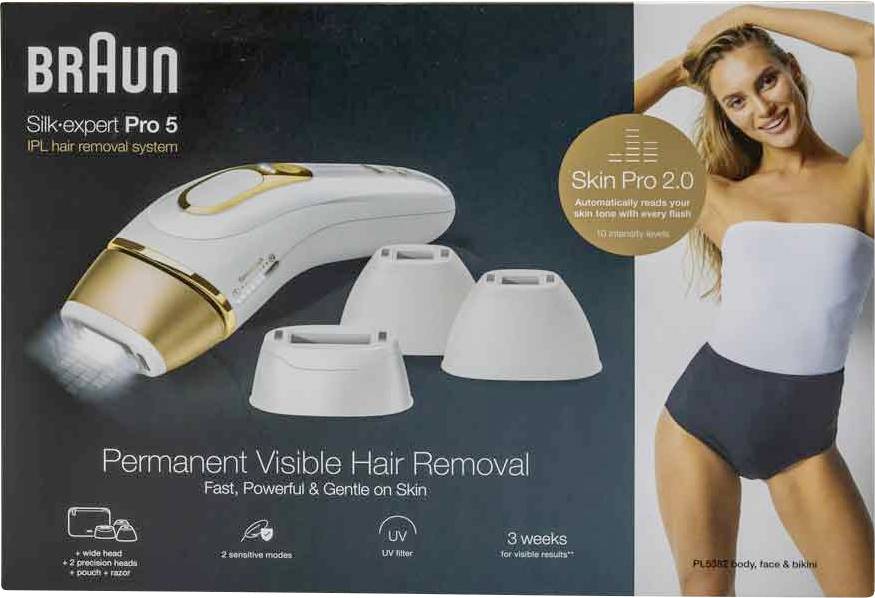 Kobieta uśmiecha się, ubrana w białą górkę i czarne dołem. W pobliżu wyświetlone jest urządzenie do depilacji Braun Silk-expert Pro 5 IPL z trzema głowicami wymiennymi.