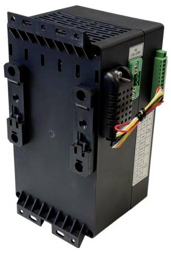 Przemysłowa czarna elektroniczna skrzynka sterująca z podłączonymi przewodami i portami