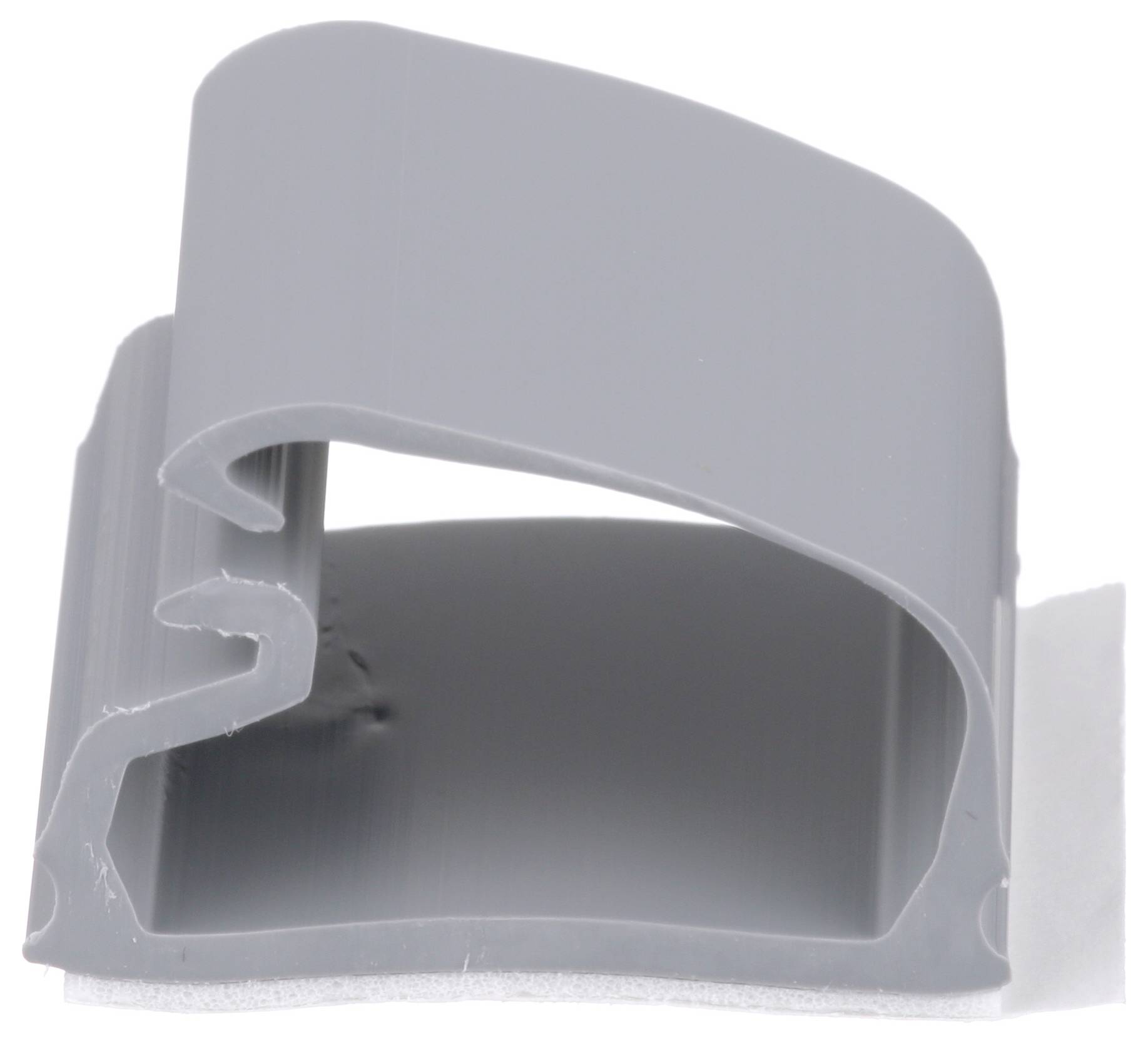 Zbliżenie szarej plastikowej klamry kablowej o zakrzywionej konstrukcji, używanej do organizowania i mocowania przewodów.