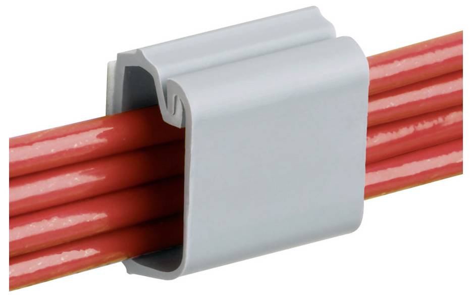 Metalowy zacisk bezpiecznie trzymający kilka czerwonych kabli, podkreślający porządek i zarządzanie okablowaniem.